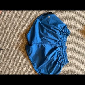 LULU LEMON HOTTY HOT SHORTS 2.5